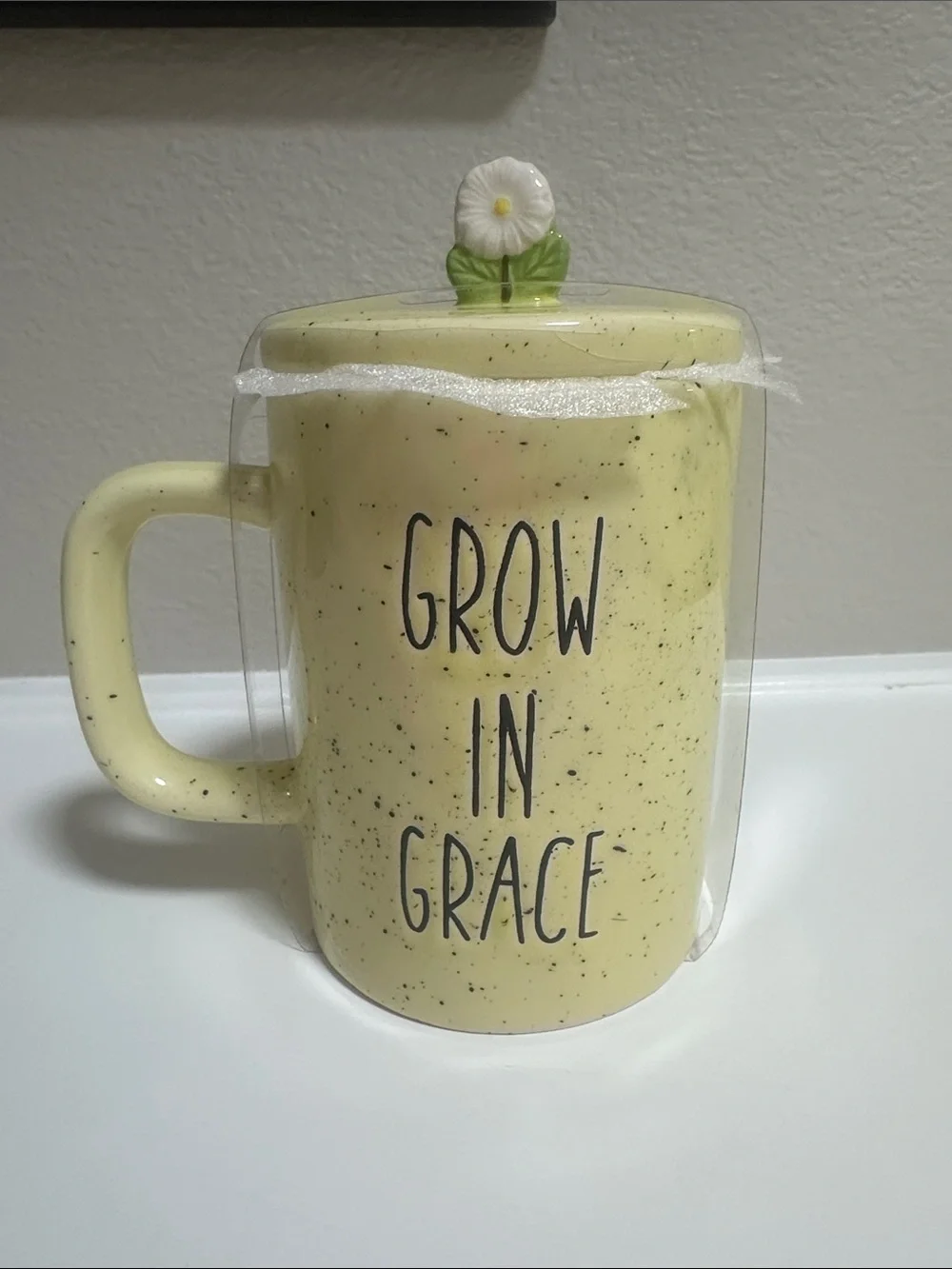 🌼 Rae Dunn Yellow Speckled Ceramic Mug with Daisy Floral Knob Lid 🌼 NEW